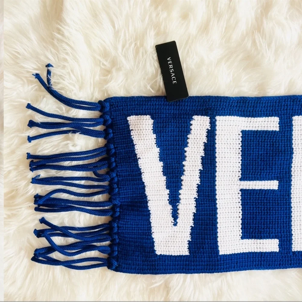 New! VERSACE Logo Intarsia Knit Fringe Oversized Unisex Wool Scarf in Royal Blue - Picture 10 of 15